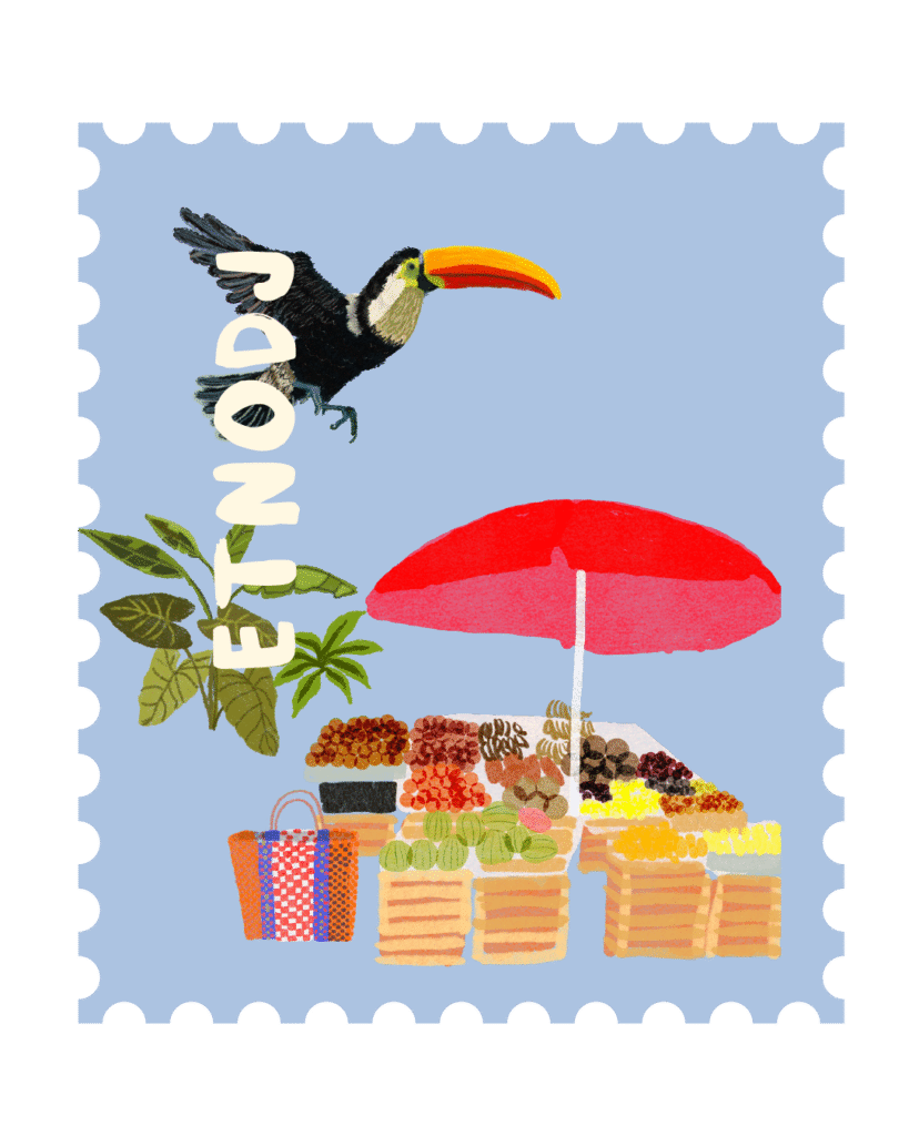 Estampilla de cartas antiguas con el texto EtnoDJ, un tuc&aacute;n y un puesto de frutas.